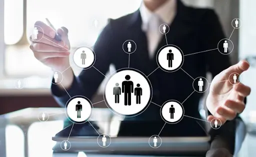 Hình ảnh một gia đình đang sử dụng máy tính với phần mềm kiểm soát của phụ huynh, tượng trưng cho việc bảo vệ trẻ vị thành niên khỏi cờ bạc trực tuyến tại zt9398, nhấn mạnh sự an toàn và trách nhiệm.