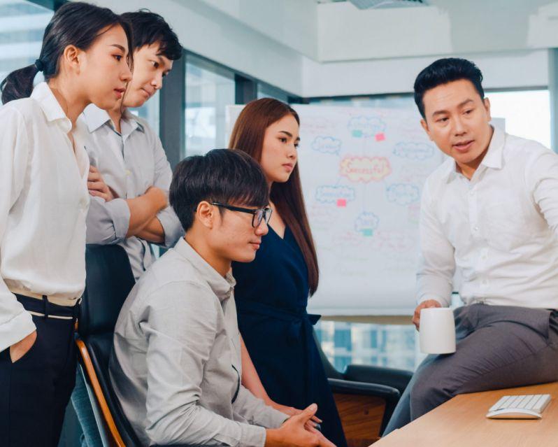 Hình ảnh một người chơi zt9398 đang xem xét các tùy chọn giới hạn đặt cược trên điện thoại, thể hiện sự kiểm soát và an toàn trong cờ bạc trực tuyến, với giao diện thân thiện và màu sắc thương hiệu vàng tím.